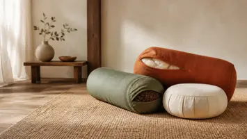 Rundt og rektangulært yogabolster samt meditationspude med synligt naturfyld