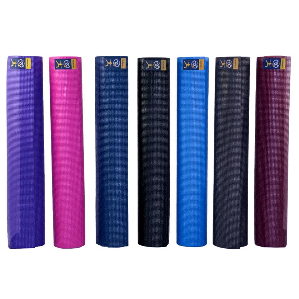 Warrior II yogamåtte vist i flere farver
